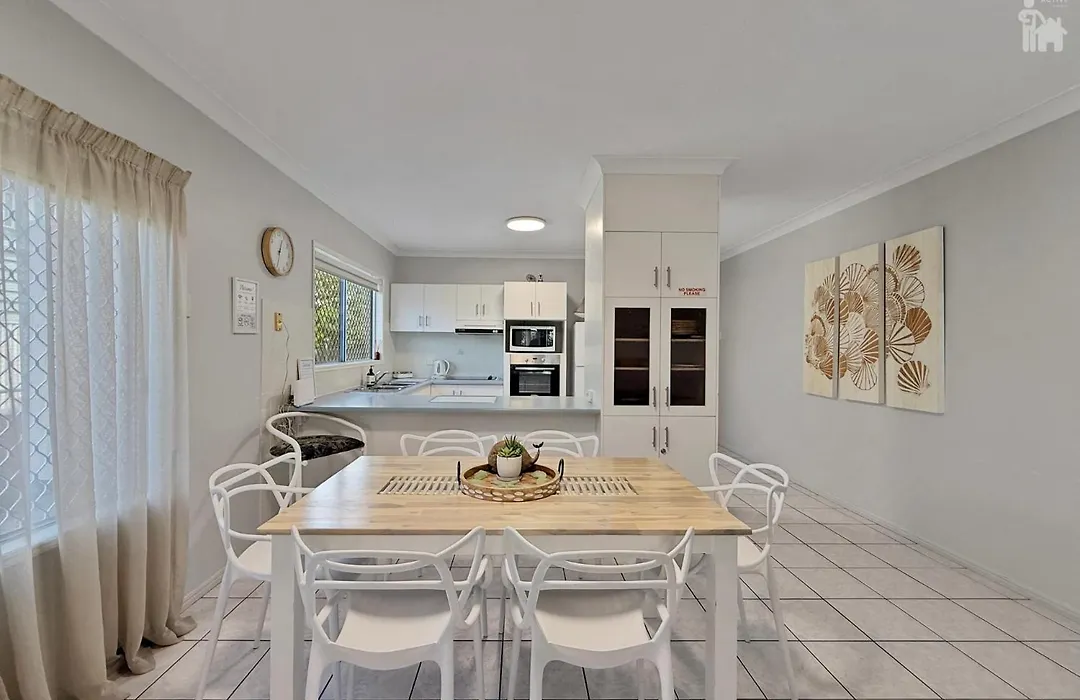 Villa Venezia Apt 3 - Spacious Hervey Bay Esplanade Apartment-1