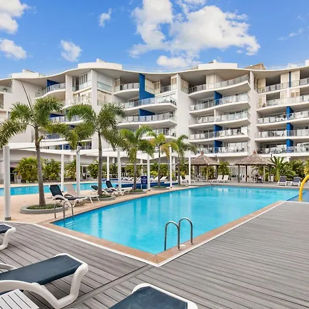 Hamptons Meets Hervey Bay In Upmarket Resort - Ocean Views-3