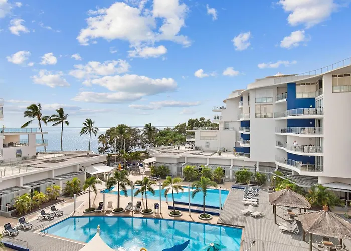 Hamptons Meets Hervey Bay In Upmarket Resort - Ocean Views