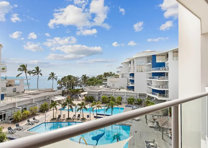 Hamptons Meets Hervey Bay In Upmarket Resort - Ocean Views