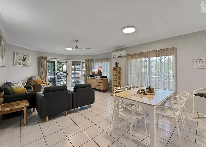 Villa Venezia Apt 3 - Spacious Hervey Bay Esplanade Apartment